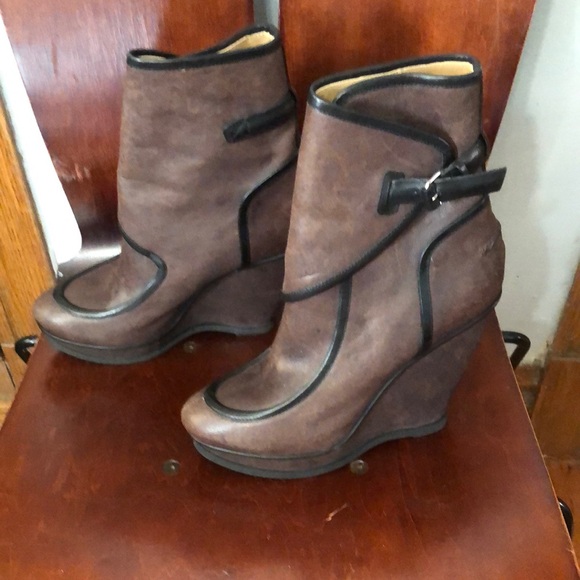 Balenciaga Stylish Brown Wedge Ankle Boots - Picture 3 of 10